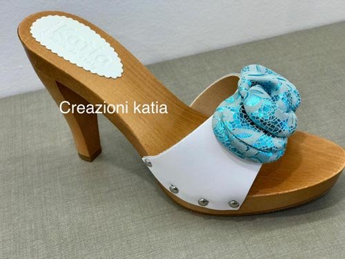 zoccolo tacco 10 in legno e pelle con fiocco