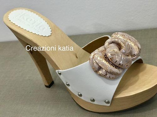 zoccoletto in legno tomaia con fiocco