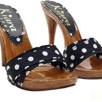 zoccoli neri e pois bianchi