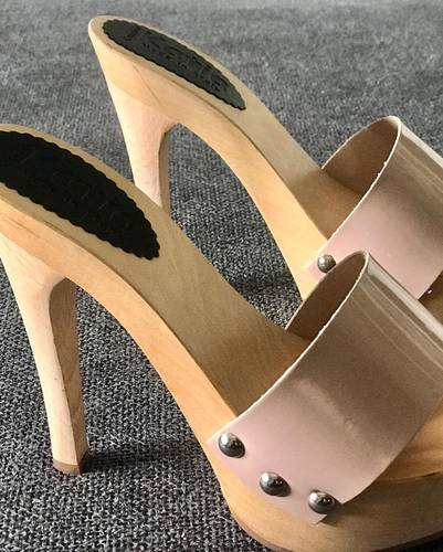 zoccoli artigianali fatti a mano in legno e pelle