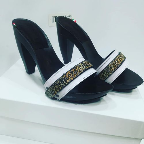 zoccoli con tacco largo